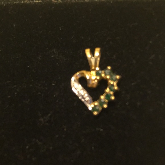 Pendant 7 Emeralds Diamond 10kt Gold Heart One round cut...
